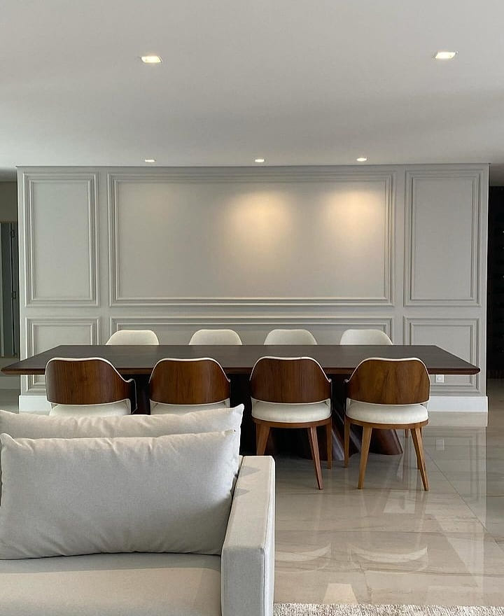 Sala de jantar com painéis de gesso na parede e spots embutidos
