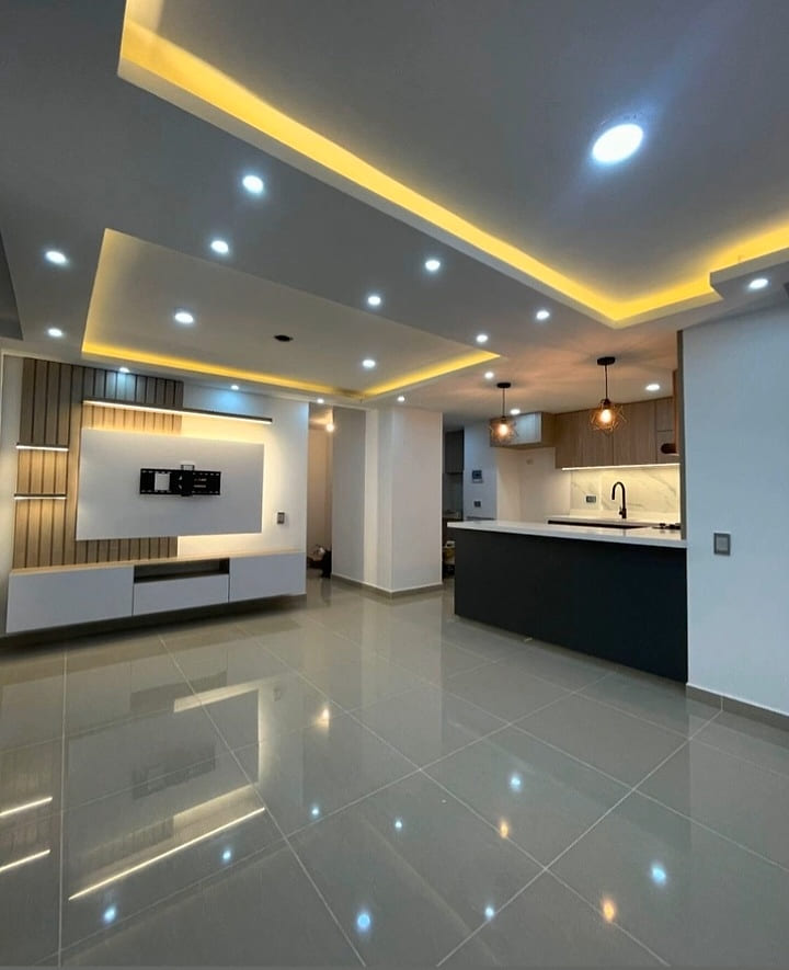 Living integrado com forro de gesso, sanca e fita de LED