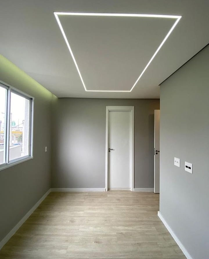 Ambiente entregue com rasgo de luz retangular no forro de gesso